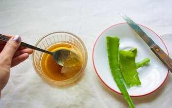 Приготовление маски для лица из сока алоэ с пчелиным медом