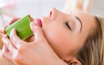 Протирание лица мякотью алоэ